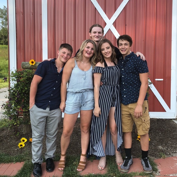 Meet your posher! 💕Like this post to bookmark 💕 - Picture 2 of 5